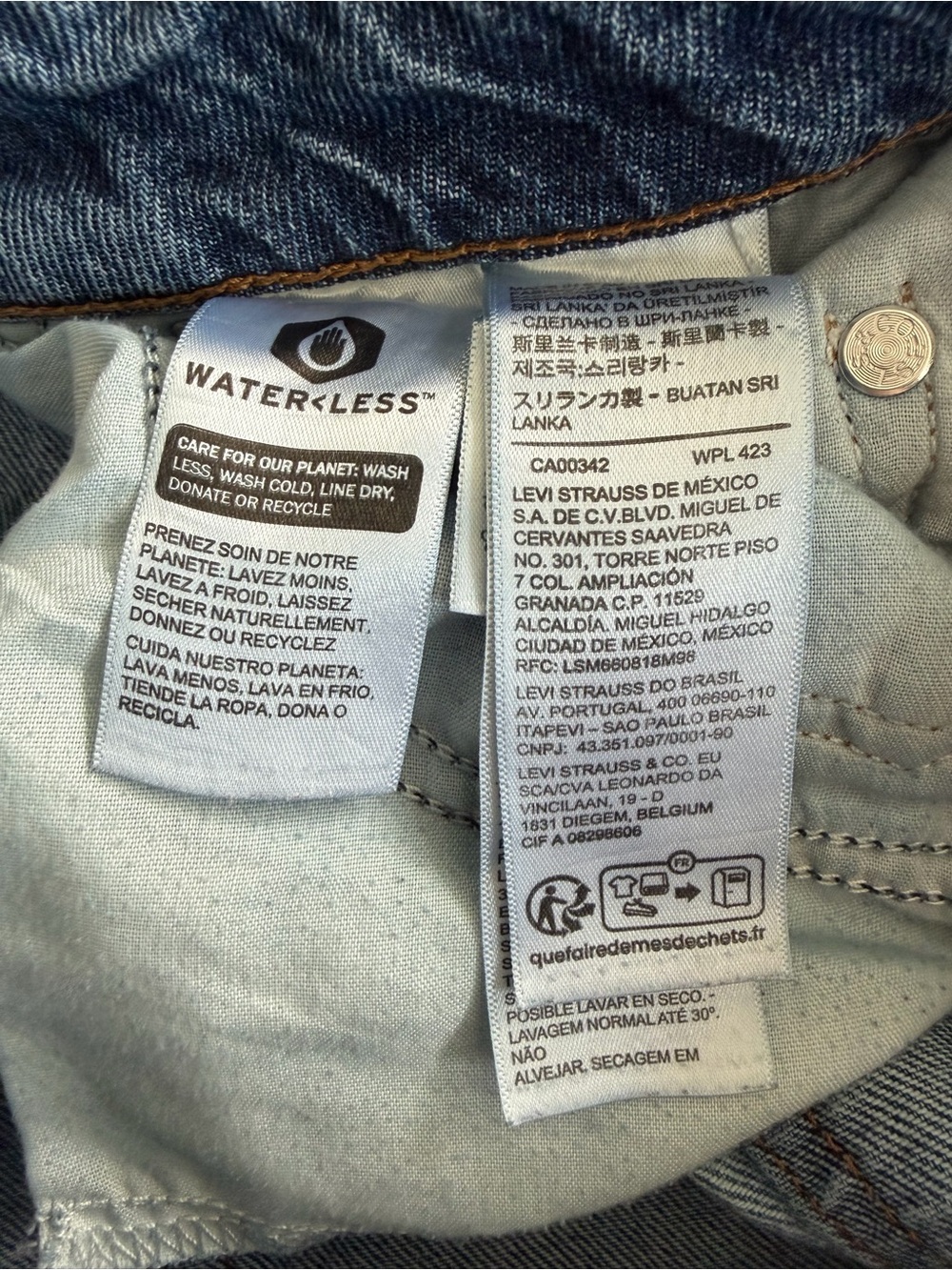 Levi's light blue denim jeans with tan leather patch - Picture 5 of 6